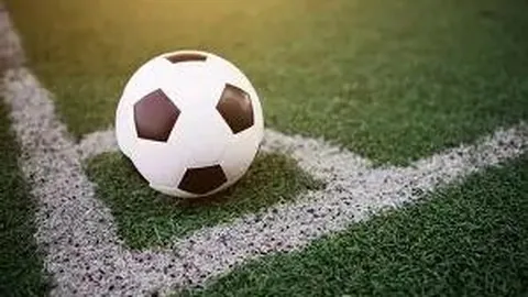 梅西赛后争议镜头：争执裁判染黄，触碰对手助教引热议